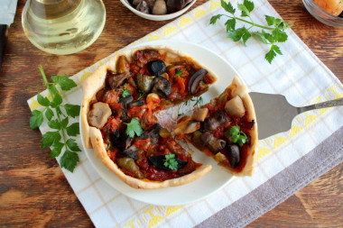 Постная пицца с маринованными грибами и болгарским перцем