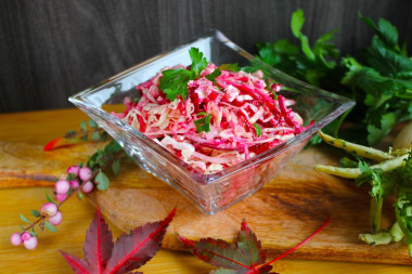 Салат из капусты, дайкона и свёклы