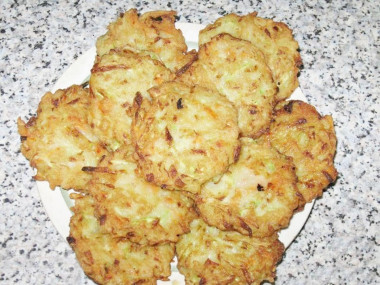 Оладьи из кабачков с манкой и картошкой на воде