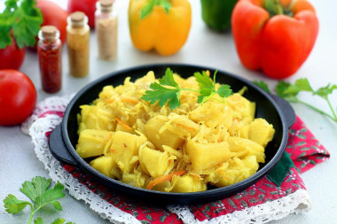Картошка с квашеной капустой тушеная на сковороде