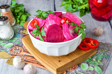Маринованная капуста со свеклой быстрого приготовления