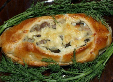 Лодочки из слоеного теста с картофелем, мясом и огурчиками