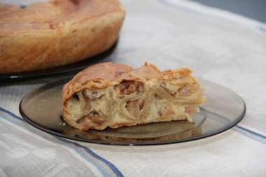Сладкая банница с яблоками и творогом