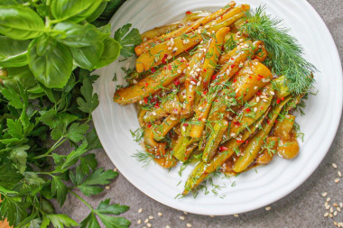 Кабачки с соевым соусом и чесноком на сковороде