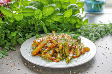 Кабачки с соевым соусом и чесноком на сковороде