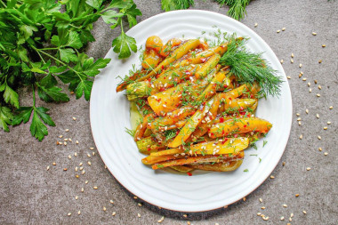 Кабачки с соевым соусом и чесноком на сковороде