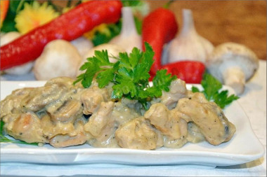 Тушеная с шампиньонами индейка в соусе на сливках