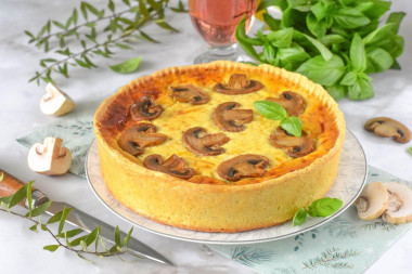 Киш с грибами и сыром