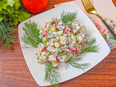 Салат с крабовыми палочками и соленым огурцом