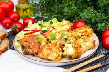 Курица кусочками на сковороде