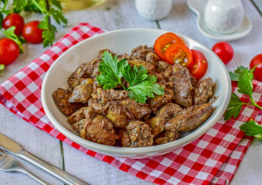 Куриная печень на сковороде жареная с луком