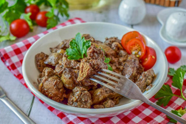 Куриная печень на сковороде жареная с луком