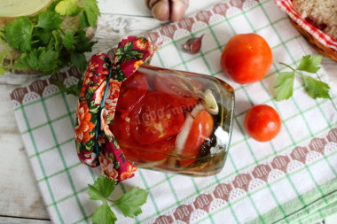 Помидоры дольками с луком и маслом на зиму
