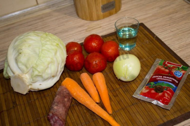 Рецепт - Ржаные пирожки с капустой и сырокопченой колбасой - Шаг 1 - Готовим необходимые ингредиенты для начинки