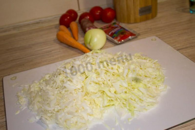 Рецепт - Ржаные пирожки с капустой и сырокопченой колбасой - Шаг 2 -  Капусту мелко нарезаем и выкладываем на сковороду с растительным маслом, ставим на средний огонь тушиться