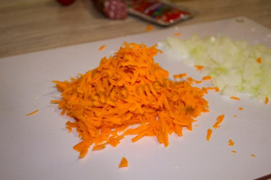 Рецепт - Ржаные пирожки с капустой и сырокопченой колбасой - Шаг 3 -  А пока капуста тушится, мелко нарезаем лук и трем морковь на крупной терке