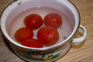 Рецепт - Ржаные пирожки с капустой и сырокопченой колбасой - Шаг 5 -  Помидоры крестообразно надрезаем, обдаем кипятком, оставляем на минуту, а затем обдаем холодной водой