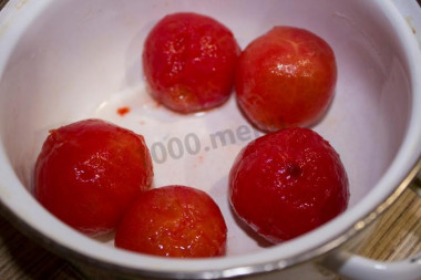 Рецепт - Ржаные пирожки с капустой и сырокопченой колбасой - Шаг 6 -  После таких процедур кожица у помидор очень легко снимается