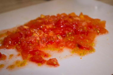 Рецепт - Ржаные пирожки с капустой и сырокопченой колбасой - Шаг 7 -  Теперь помидоры мелко нарезаем. Я готовила пирожки в сезон свежих помидор, но когда я буду готовить их зимой (а я однозначно их буду готовить еще не раз), то возьму томатный сок или просто томатную пасту