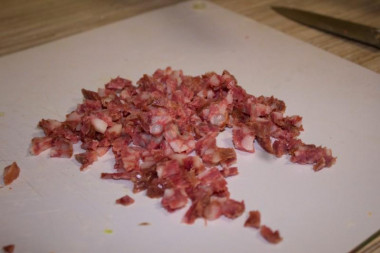 Рецепт - Ржаные пирожки с капустой и сырокопченой колбасой - Шаг 9 -  Колбаску мелко нарезаем. Подойдет не только сырокопченая колбаса, но и копченая и полукопченая