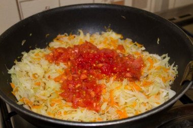 Рецепт - Ржаные пирожки с капустой и сырокопченой колбасой - Шаг 8 -  Добавляем нарезанные помидоры к капусте и оставляем тушиться