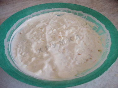 Рецепт - Салат с чипсами и копченой курицей - Шаг 9 -  Кладем последним слоем яйца и смазываем майонезом. Оставляем на пару часов пропитаться майонезом