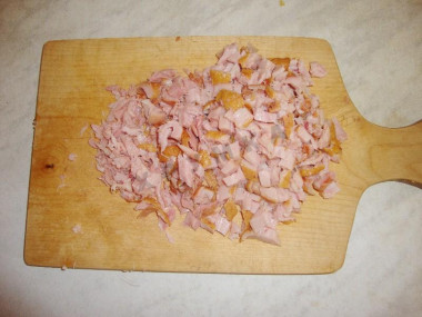 Рецепт - Салат с чипсами и копченой курицей - Шаг 2 -  Копченую курицу режем кубиками