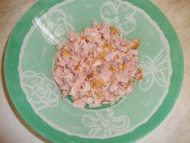 Рецепт - Салат с чипсами и копченой курицей - Шаг 3 -  Выкладываем на дно салатницы