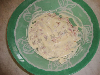 Рецепт - Салат с чипсами и копченой курицей - Шаг 4 -  Сверху смазываем майонезом