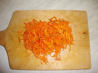 Рецепт - Салат с чипсами и копченой курицей - Шаг 5 -  Корейскую морковку режем, что бы было удобно кушать