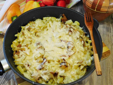 Картошка со свининой в сыре жареная