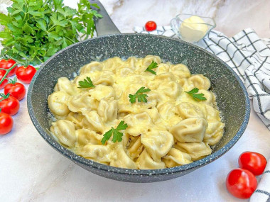 Жареные пельмени с майонезом и сыром