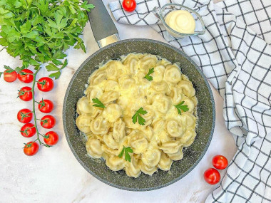 Жареные пельмени с майонезом и сыром