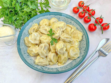 Жареные пельмени с майонезом и сыром