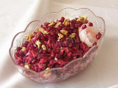 Салат из свеклы с гранатом чесноком и грецким орехом