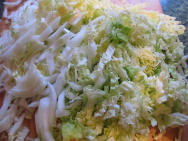 Рецепт - Салат пекинская капуста зеленый лук огурец без майонеза - Шаг 1 - Если вы любите овощные салаты, то смотрите в этом рецепте, как приготовить салат из пекинской капусты с огурцом. Капусту мелко шинкуем.