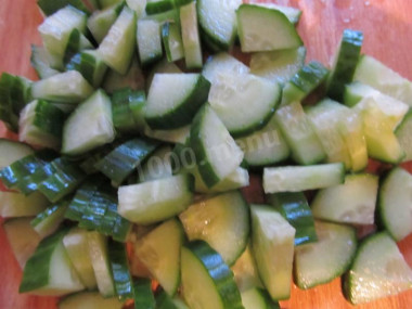 Рецепт - Салат пекинская капуста зеленый лук огурец без майонеза - Шаг 2 -  Огурец моем и нарезаем небольшими кубиками.