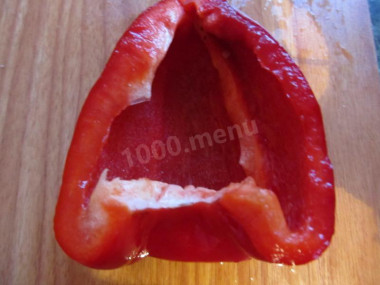 Рецепт - Салат пекинская капуста зеленый лук огурец без майонеза - Шаг 3 -  Болгарский перец моем и разрезаем на две части - нам понадобится половина.