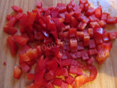 Рецепт - Салат пекинская капуста зеленый лук огурец без майонеза - Шаг 4 -  Далее нарезаем его кубиками такой же величины, как мы нарезали огурец. У меня красный перец, но можно взять перец другого цвета.