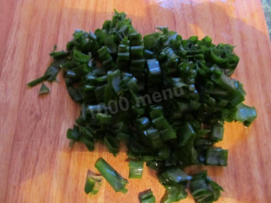 Рецепт - Салат пекинская капуста зеленый лук огурец без майонеза - Шаг 5 -  Зеленый лук моем и мелко нарезаем.