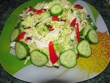 Рецепт - Салат пекинская капуста зеленый лук огурец без майонеза - Шаг 6 -  Все овощи и зелень складываем в салатницу, солим, поливаем растительным маслом (можно использовать оливковое). Перемешиваем. Салат готов. Приятного аппетита!