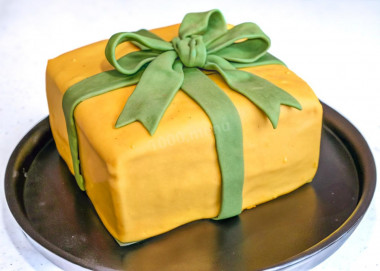 Торт Подарок шоколадный бисквит из мастики