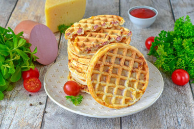 Вафли с колбасой и сыром