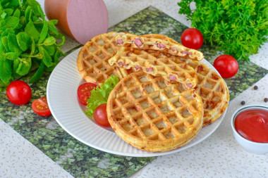 Вафли с колбасой и сыром