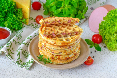 Вафли с колбасой и сыром