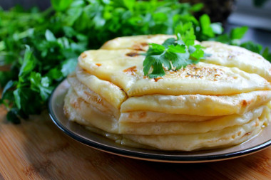 Хычины с картошкой и сыром на сковороде