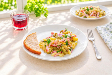 Салат с солеными огурцами и колбасой