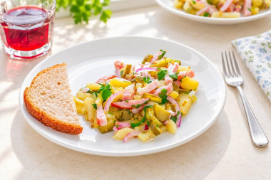 Салат с солеными огурцами и колбасой