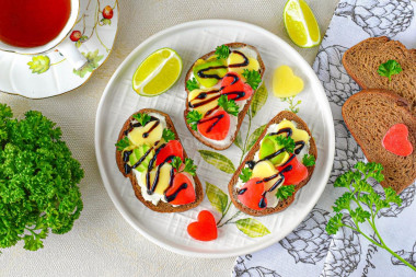 Бутерброды с моцареллой и помидорами