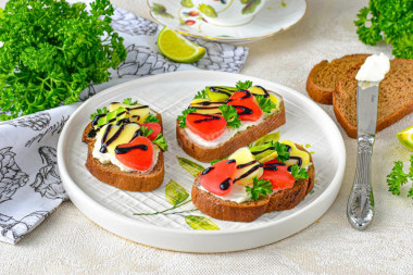 Бутерброды с моцареллой и помидорами